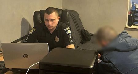 Встромив перехожому ніж у шию: у Дніпрі чоловік жорстоко вбив незнайомця біля магазину (ФОТО)