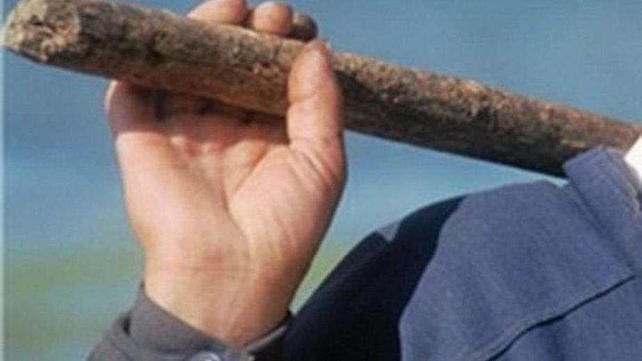 У Кривому Розі чоловік відгамселив товариша палкою та отримав штраф