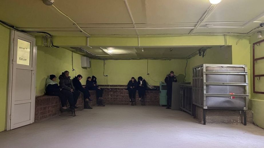 Очередь к розеткам: что происходит в пункте "незламності" на Победе (ВИДЕО)