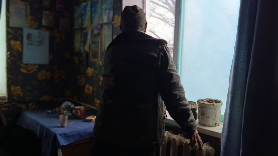 Буржуйка зігріває й годує: як мешканець села у Самарівському районі зимує під час блекаутів (ВІДЕО)