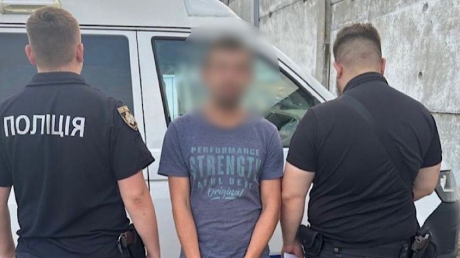 У Дніпрі чоловік побив вітчима подруги та вкрав у нього телефон