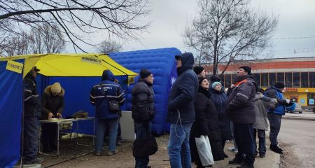 "Після вибухів у квартирі не лишилося жодного цілого вікна": як родина з трьома дітьми рятувалась від вибухів (ВІДЕО)
