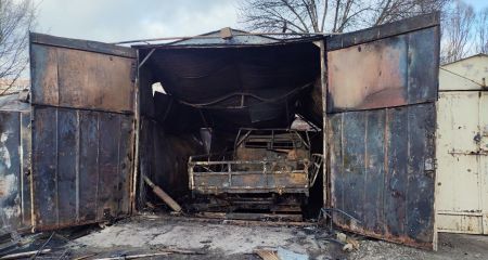 "Авто все в дырах от обломков": оставшееся от гаража и автомобиля днепрянина после ночной атаки (ВИДЕО)