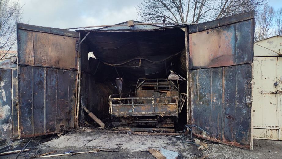 "Авто все в дырах от обломков": оставшееся от гаража и автомобиля днепрянина после ночной атаки (ВИДЕО)