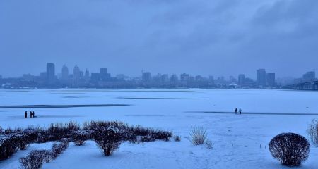 Маленькие дети в Днепре бегали по незамерзшему льду и испытывали его палками на крепость (ФОТО)