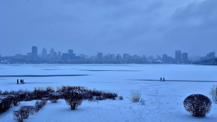 Маленькі діти у Дніпрі бігали по незамерзлій кризі та випробовували її палками на міцність (ФОТО)