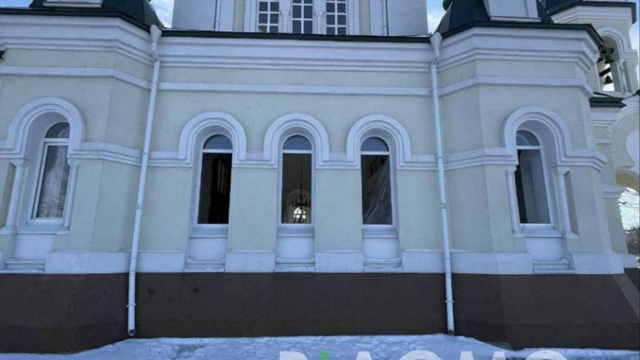 Алтарь уберегла акация: в Сурско-Литовском во время последнего обстрела пострадал храм Святого Духа (ФОТО)