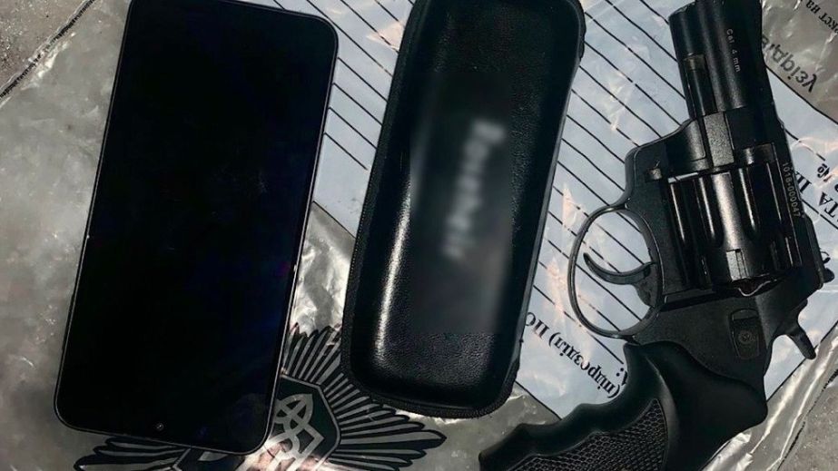 Пістолет та футляр для окулярів: у Дніпрі сталося зухвале пограбування на парковці біля ТРЦ (ФОТО)