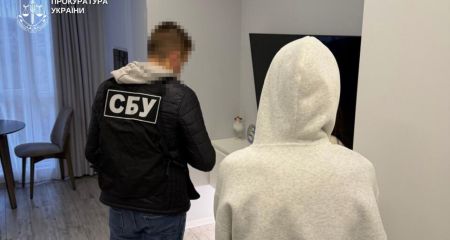 Госрегистратор Днепровского горсовета меняла место регистрации военнообязанных без ТЦК (ФОТО)