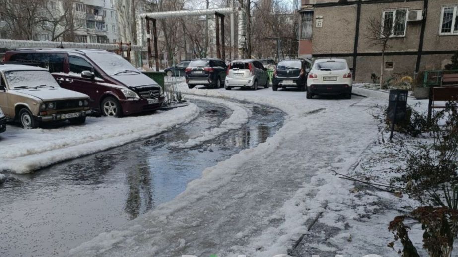 У Дніпрі "потонула" вулиця Калинова: затопило дороги та двори (ФОТО)