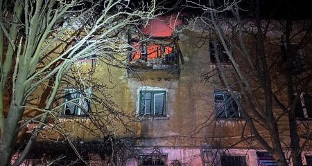 Рятувальники показали наслідки влучання БпЛА у багатоповерхівку на Дніпропетровщині (ФОТО)