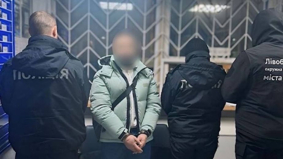 Погрожував розправою та вимагав гроші за існуючі борги: у Дніпрі затримали шахрая