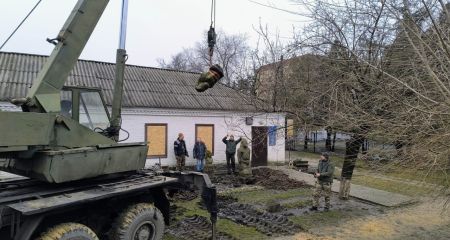 До Дніпра евакуювали п&rsquo;ять половецьких скульптур із прифронтової Васильківки (ФОТО)