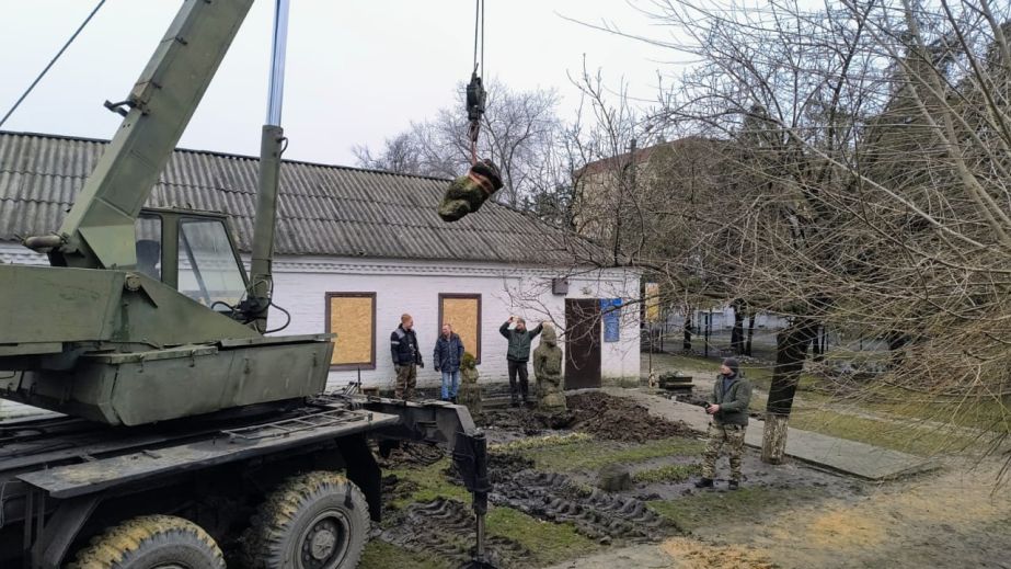 В Днепр эвакуировали пять половецких скульптур из прифронтовой Васильковки (ФОТО)
