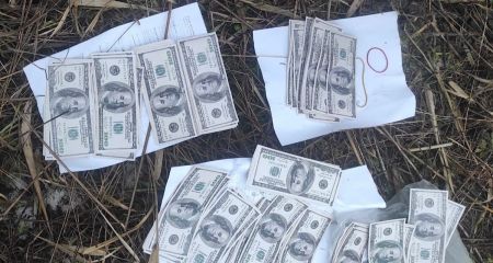 В Кривом Роге за 15 000 долларов мужчина и женщина продавали уклонистам бронь и "билет" за границу (ФОТО)