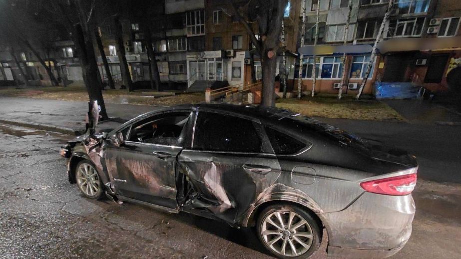 Алкоголь у крові перевищив норму майже у 12 разів: у центрі Кривого Рогу водій зніс інсталяцію (ФОТО)