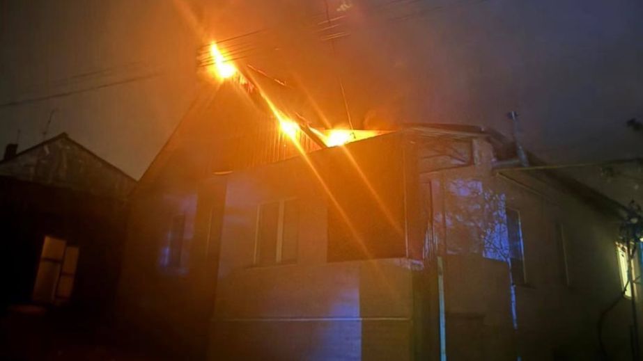 У Кривому Розі чоловік ледь не згорів у власному будинку (ФОТО)