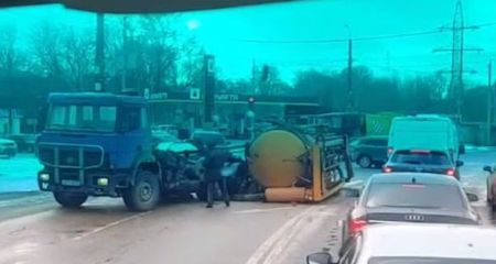 Фура потеряла гигантскую цистерну на перекрестке в Днепре: движение затруднено (ВИДЕО)