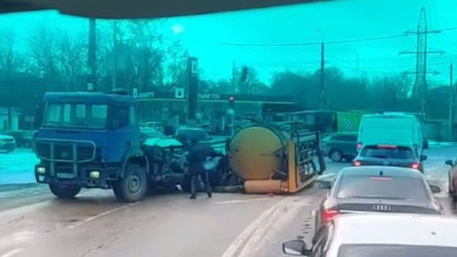 Фура загубила велетенську цистерну на перехресті у Дніпрі: рух ускладнено (ВІДЕО)