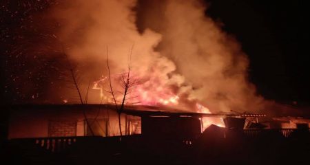 В ГСЧС показали жуткие кадры пожаров и спасения людей после вражеского обстрела Днепропетровщины (ФОТО)