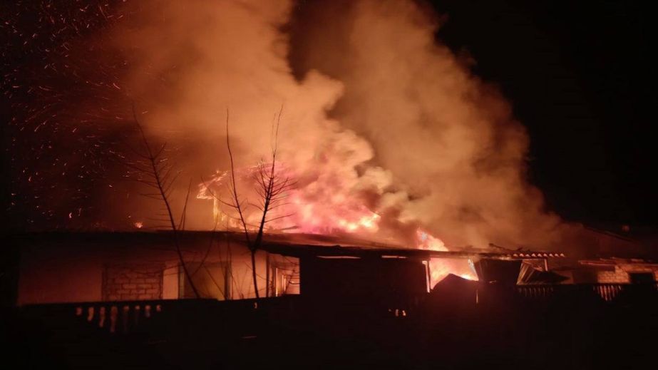 В ГСЧС показали жуткие кадры пожаров и спасения людей после вражеского обстрела Днепропетровщины (ФОТО)