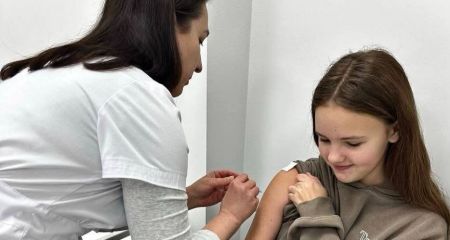 Нове щеплення від смертельного вірусу: чому вакцинувати почали тільки зараз і виключно дівчат-підлітків