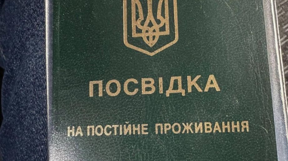 Посадовець міграційної служби та адвокат допомагали ухилянтам на Дніпропетровщині стати іноземцями (ФОТО)