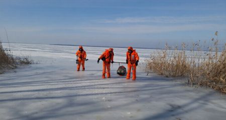 Нашли в десятках метров от берега: в Кривом Роге прогулка по льду завершилась травмой (ФОТО)