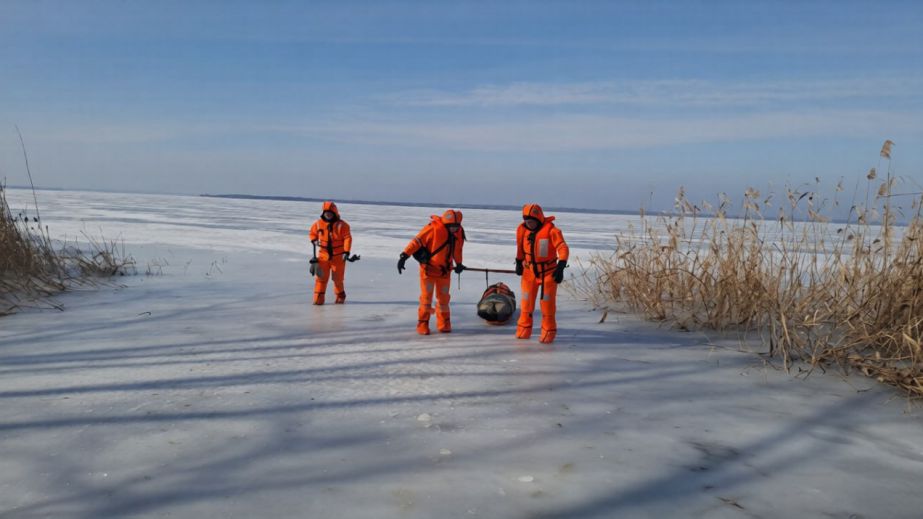 Нашли в десятках метров от берега: в Кривом Роге прогулка по льду завершилась травмой (ФОТО)