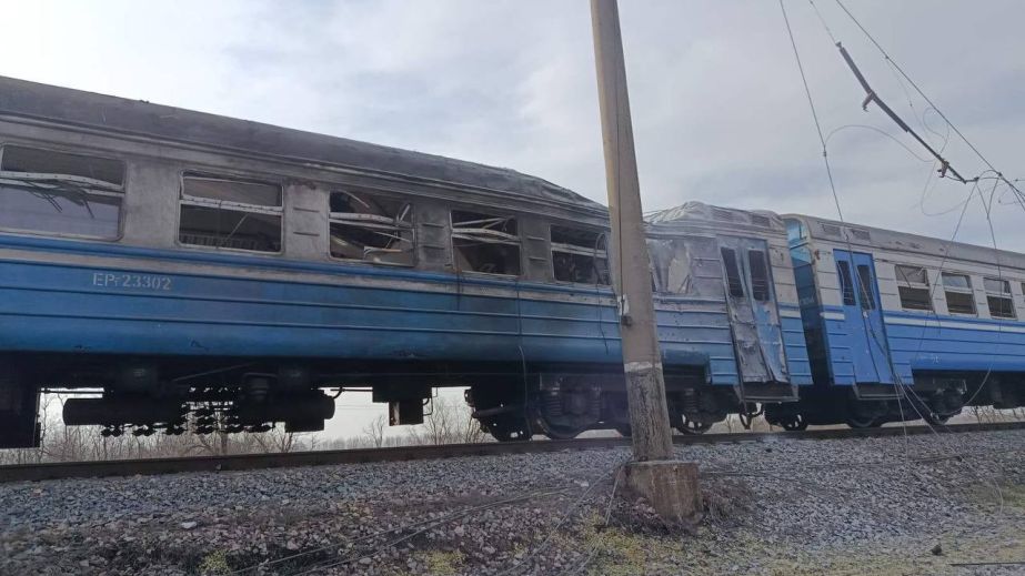 Ворог вдарив "шахедом" по електричці на Криворіжжі: е загиблий та постраждалі, серед яких діти (ФОТО)