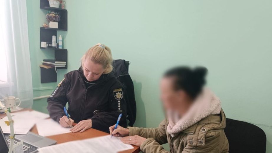 Накрыла лицо подушкой: на Днепропетровщине сиделка обокрала старушку