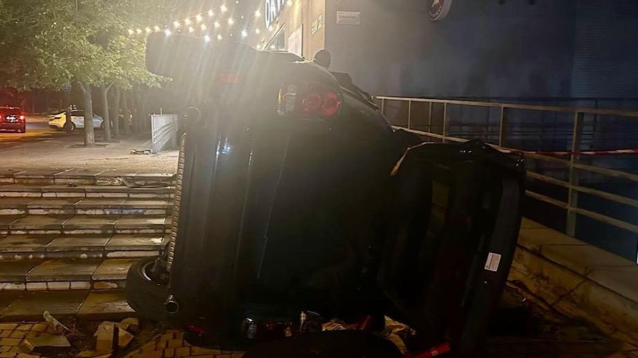 В Днепре двое водителей нарушили ПДД, влетели в третьего и сбили 17-летнего парня (ФОТО)