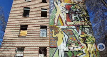 У дніпровській гімназії вибуховою хвилею вибило 152 вікна, але вціліла стара мозаїка (ФОТО)