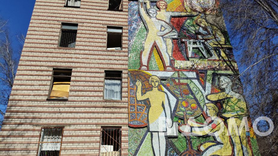 В днепровской гимназии взрывной волной выбило 152 окна, но уцелела старая мозаика (ФОТО)