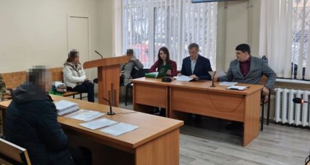 Насиловал в течение двух лет: в Днепре мужчина развращал 14-летнюю дочь сожительницы