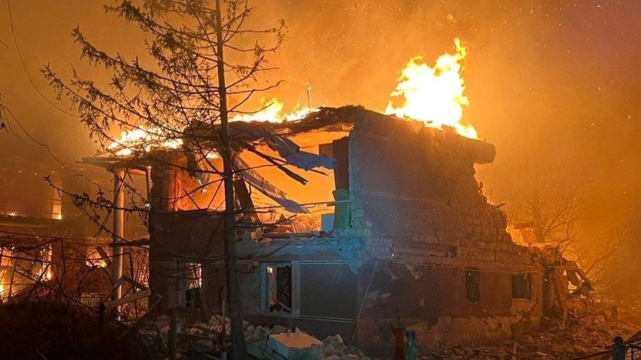 Вночі 17 березня ворог атакував три райони області безпілотниками, артилерією та авіабомбами: двоє людей дістали поранень