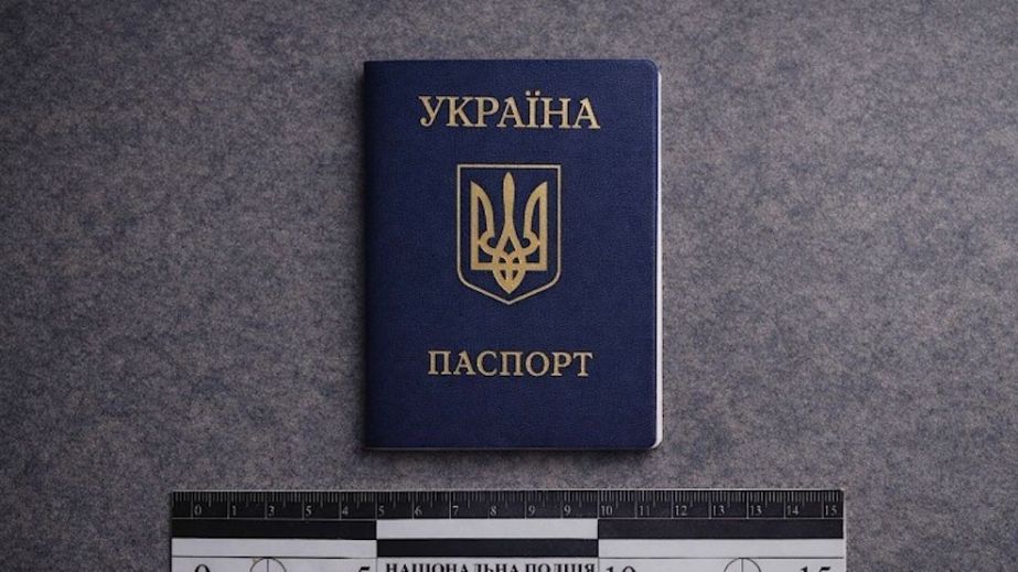 Вклеил свое фото вместо чужого: в Днепре поймали мужчину с поддельным паспортом