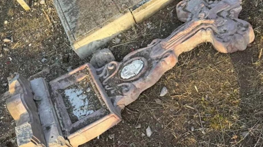 Потрощені могили та надгробки: ворог атакував кладовище на Дніпропетровщині (ФОТО)