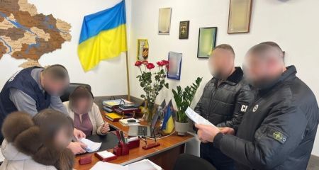 Голова та секретар селищної ради на Дніпропетровщині незаконно передали 76 га земель у приватну власність
