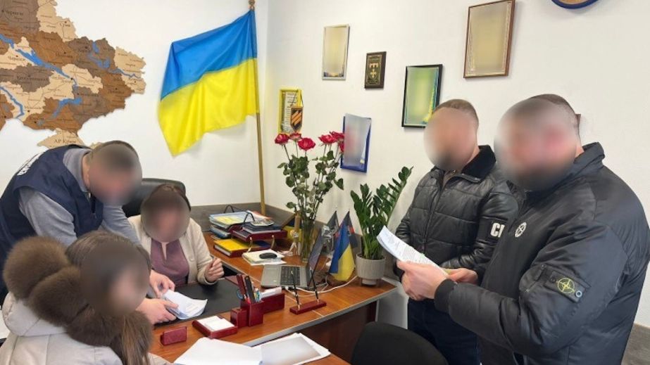 Голова та секретар селищної ради на Дніпропетровщині незаконно передали 76 га земель у приватну власність