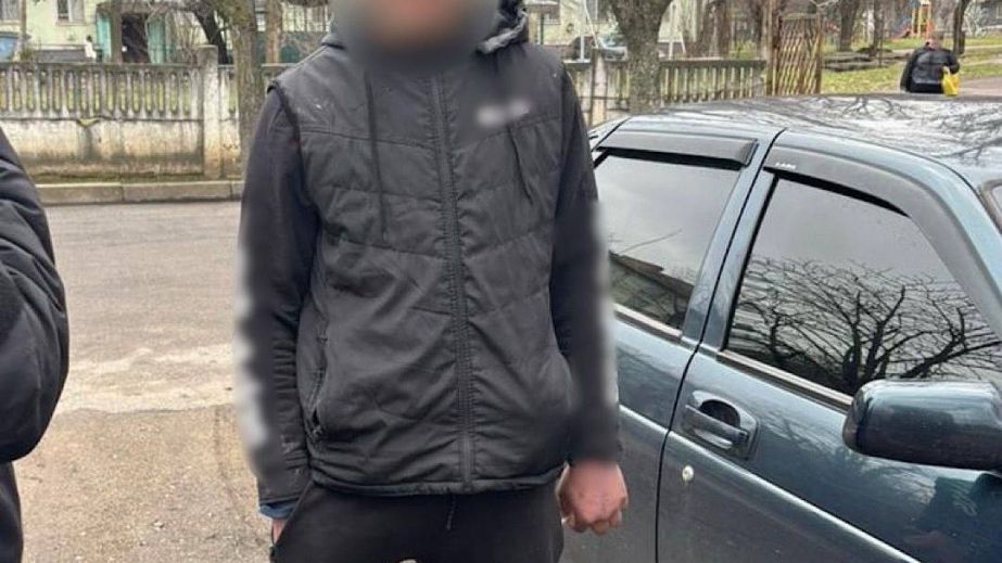 В Нікополі чоловік вирвав телефон з рук ветерана війни, який пересувається на протезі: злочинець затриманий