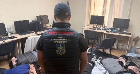 "Кохання" та криптоінвестиції: кол-центри з Дніпра ошукували людей по усьому світу (ФОТО)