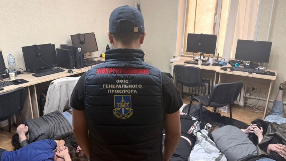 "Кохання" та криптоінвестиції: кол-центри з Дніпра ошукували людей по усьому світу (ФОТО)