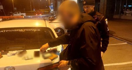 У Дніпрі чоловік штрикнув ножем опонента та втік з місця злочину