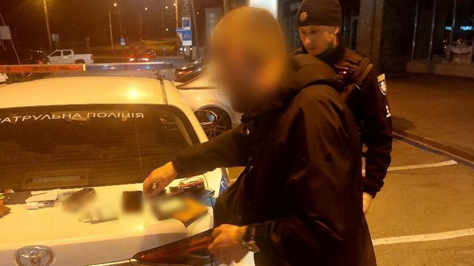 У Дніпрі чоловік штрикнув ножем опонента та втік з місця злочину