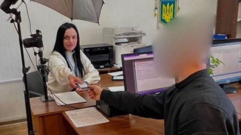 На Днепропетровщине вручили украинские паспорта военному, ранее бывшему гражданином другой страны