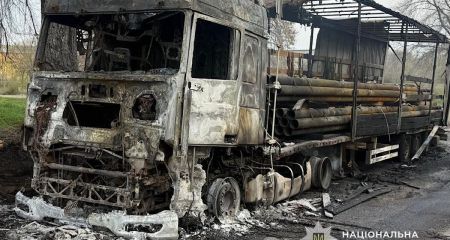 Поліція  Дніпропетровщини показала наслідки удару безпілотника по вантажівках в Нікополі (ФОТО)