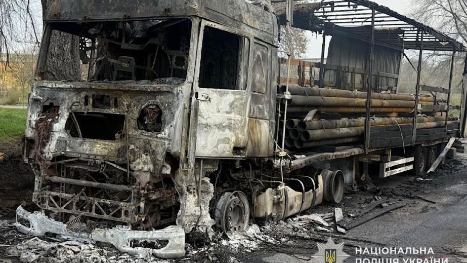 Поліція  Дніпропетровщини показала наслідки удару безпілотника по вантажівках в Нікополі (ФОТО)