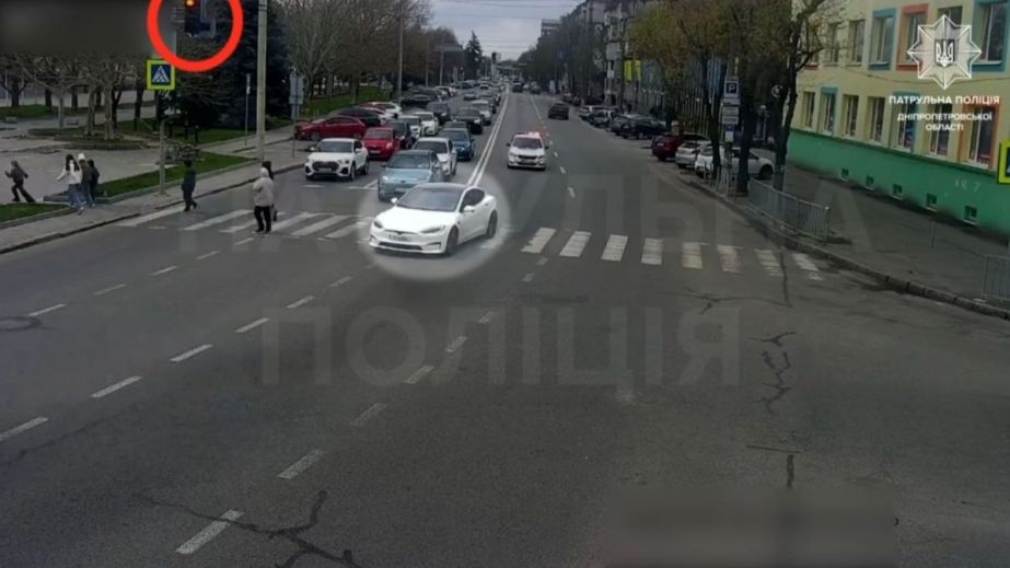 У Дніпрі підліток на Tesla влаштував перегони з поліцією (ВІДЕО)