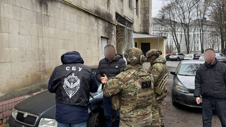 У Дніпрі двоє чоловіків за $12 000 дарували військовозобовʼязаним квитки до Євросоюзу (ФОТО)